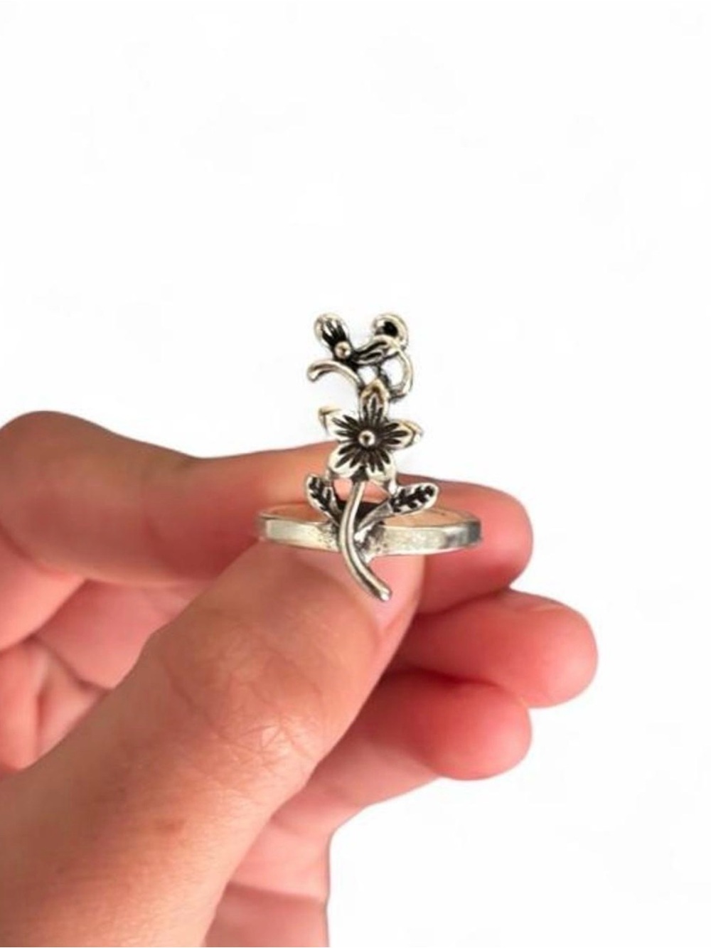 Silver ring with floral design